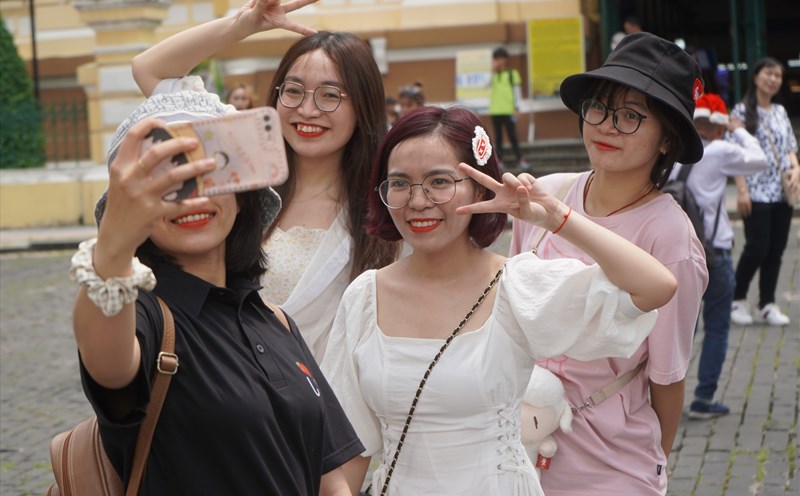 Khách du lịch vui chơi ở trung tâm TPHCM dịp nghỉ lễ 2.9 vừa qua. Ảnh: Việt Phong