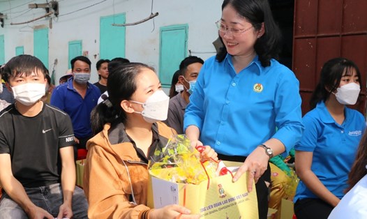 Bà Nguyễn Kim Loan  - Chủ tịch LĐLĐ tỉnh Bình Dương trao quà hỗ trợ công nhân khó khăn, không có điều kiện về quê đón Tết. Ảnh: Đình Trọng