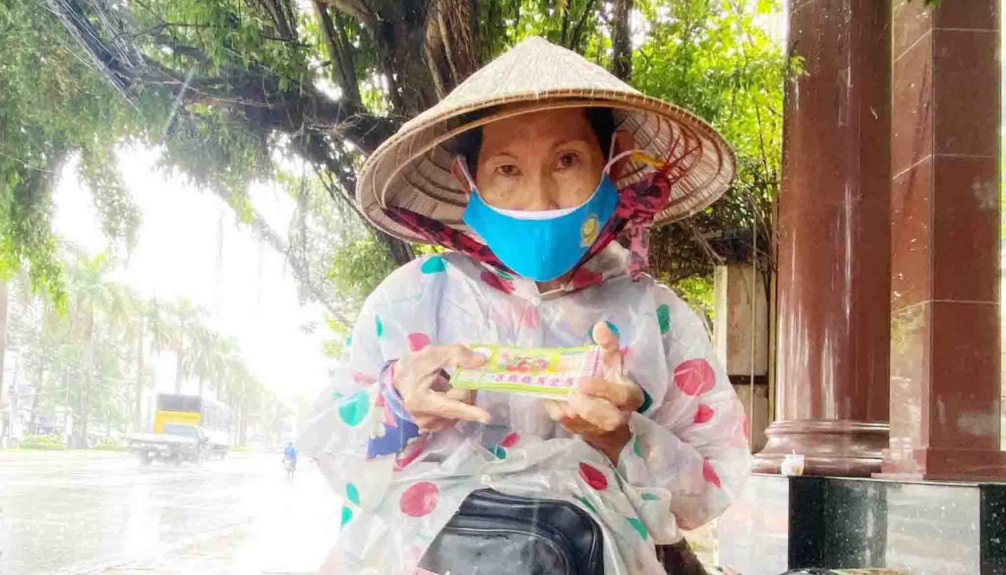 Dù tuổi đã gần 60 nhưng bà Nguyễn Thị Ngọc Dung (quận Ninh Kiều, TP Cần Thơ) vẫn phải đi nhặt nhạnh từng đồng tiền. Ảnh: Yến Phương