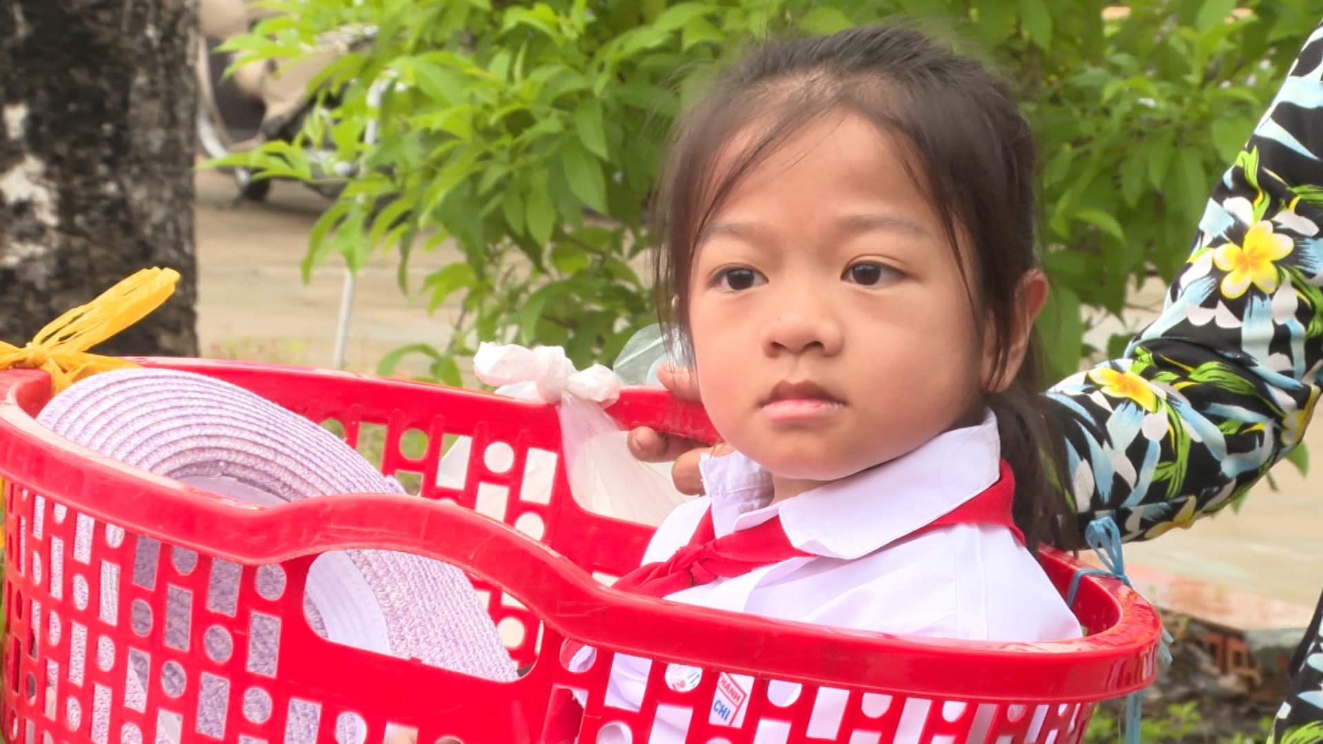 Em Nguyễn Thị Kim Chi (Vị Thanh, Vị Thủy, Hậu Giang) bị bệnh xương thủy tinh nên dù đã 13 tuổi nhưng thân hình bé như học sinh mầm non. Ảnh: Phương Anh