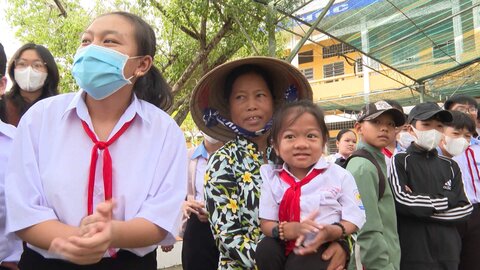 Bà Huỳnh Thị Thu (Vị Thanh, Vị Thủy, Hậu Giang) luôn đồng hành trong suốt chặng đường học tập của em Nguyễn Thị Kim Chi. Ảnh: NVCC