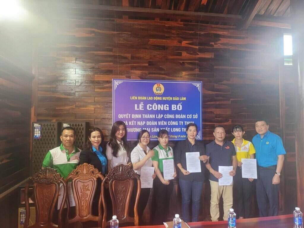 Lễ công bố quyết định thành lập CĐCS Công ty TNHH Thương mại sản xuất Long Thủy tại xã Lộc An, huyện Bảo Lâm, tỉnh Lâm Đồng. Ảnh: LĐLĐ huyện Bảo Lâm