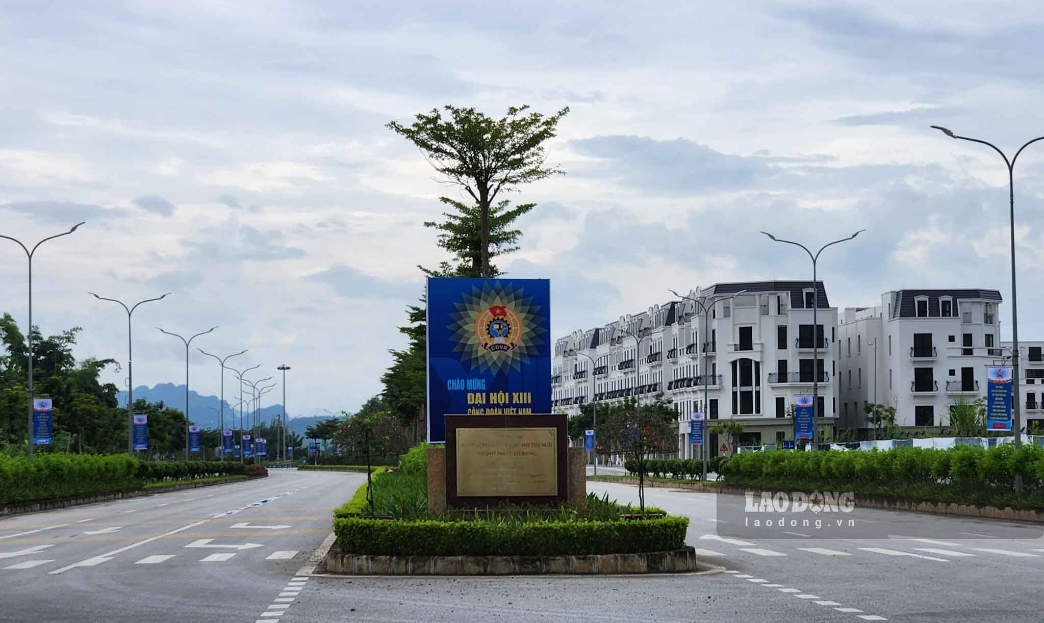 Khu vực đường 58 (đường Võ Nguyên Giáp) - trục đường lớn nhất TP Cao Bằng các băng rôn, khẩu hiệu được chăng kín. Ảnh: Tân Văn.