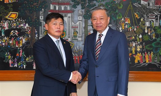 Bộ trưởng Tô Lâm và Bộ trưởng Khishgee Nyambaatar. Ảnh: Bộ Công an