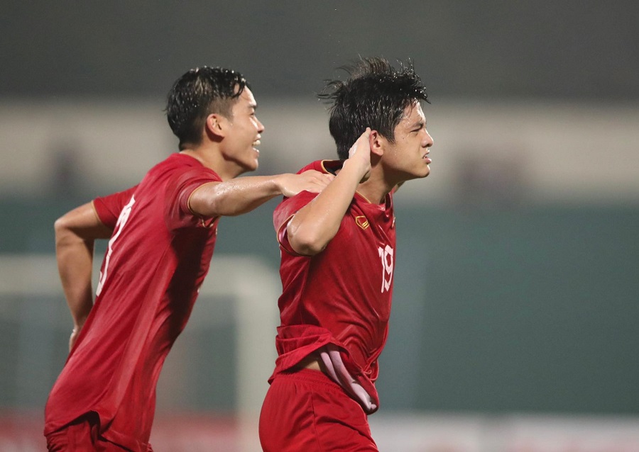 Hữu Nam nâng tỉ số lên 2-1 cho U23 Việt Nam. Ảnh: Lâm Thoả