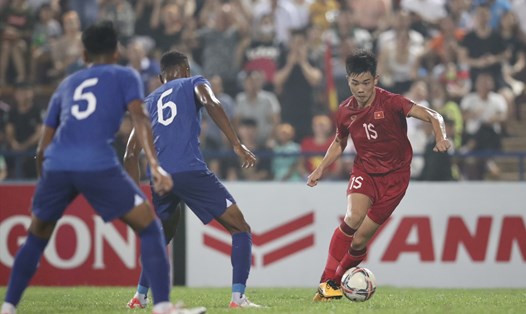 U23 Việt Nam bị U23 Singapore cầm hoà với tỉ số 2-2. Ảnh: Minh Dân