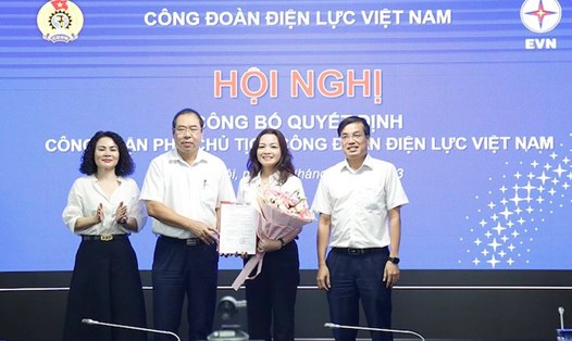Ông Đỗ Đức Hùng - Chủ tịch Công đoàn Điện lực Việt Nam (thứ 2 từ trái sang) trao Quyết định làm Phó Chủ tịch Công đoàn Điện lực Việt Nam cho bà Đinh Thị Thanh Bình. Ảnh: Hà Anh