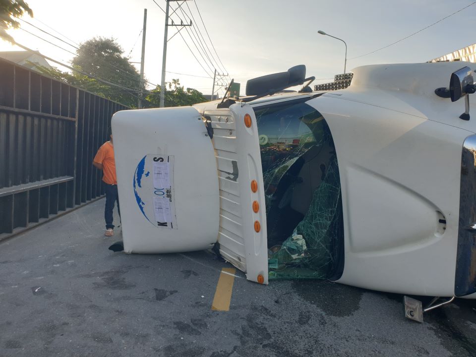 Hiện trường vụ lật xe container ở Bình Dương. Ảnh: Đình Trọng