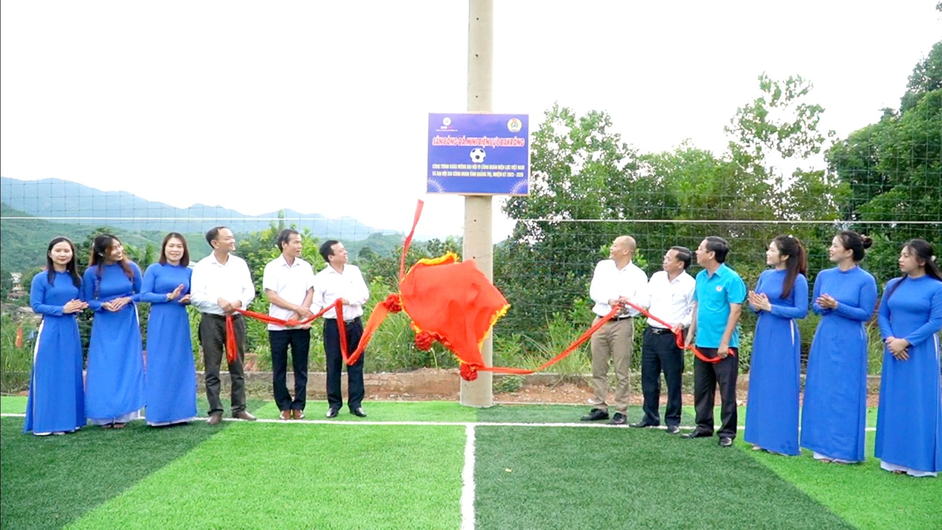 Quang cảnh lễ khánh thành công trình sân bóng đá mini. Ảnh: Triệu Hoà