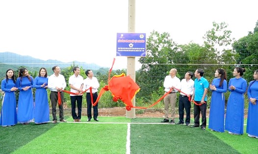 Quang cảnh lễ khánh thành công trình sân bóng đá mini. Ảnh: Triệu Hoà