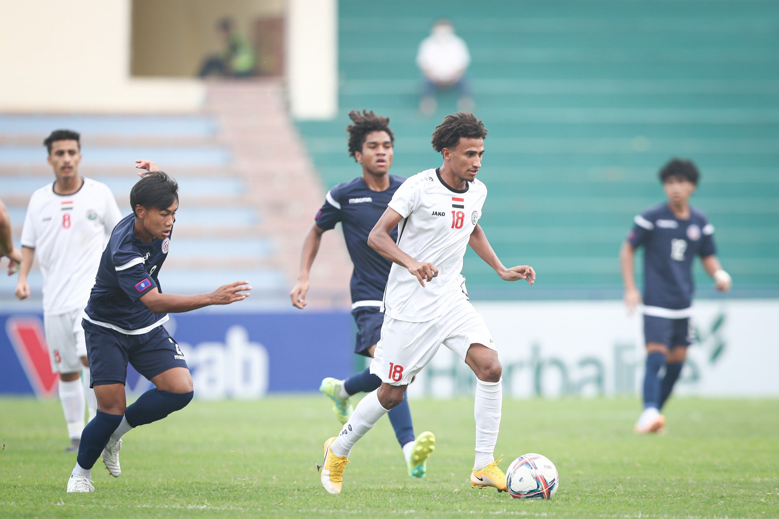 U23 Yemen (trắng) thi đấu vượt trội so với U23 Guam. Ảnh: Minh Dân
