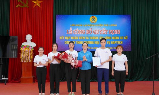 LĐLĐ huyện Phú Lương (Thái Nguyên) tổ chức Lễ công bố Quyết định thành lập công đoàn cơ sở tại Công ty TNHH Thương mại Dịch vụ HAPTECT. Ảnh: Công đoàn Thái Nguyên