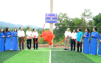 Quang cảnh lễ khánh thành công trình sân bóng đá mini. Ảnh: Triệu Hoà