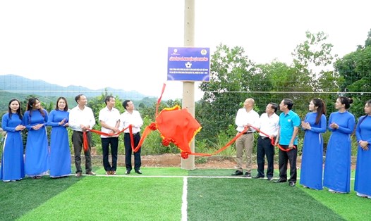 Quang cảnh lễ khánh thành công trình sân bóng đá mini. Ảnh: Triệu Hoà
