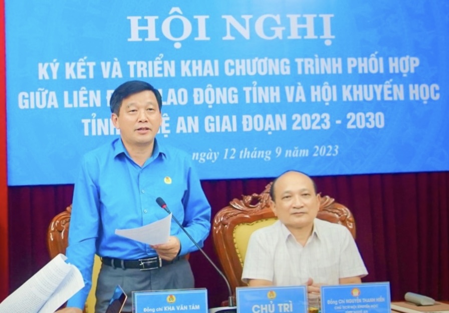 Ông Kha Văn Tám - Chủ tịch Liên đoàn Lao động tỉnh - phát biểu tại hội nghị. Ảnh: Quỳnh Trang 