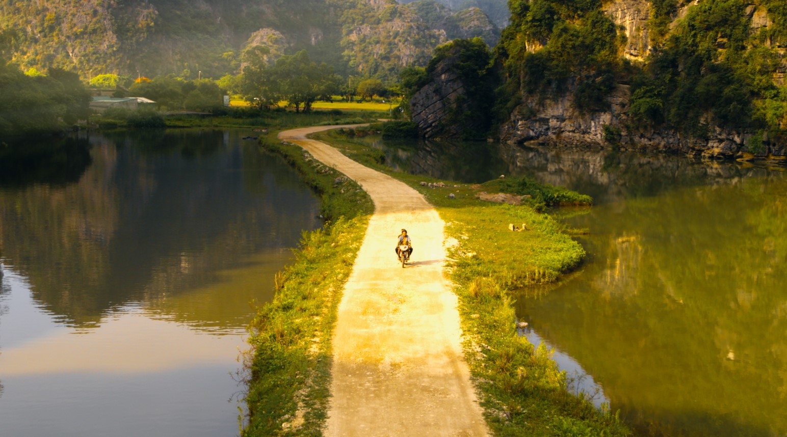 Vẻ đẹp hùng vĩ của thắng cảnh Việt Nam được lồng ghép khéo léo vào bộ phim. Ảnh: NSX.
