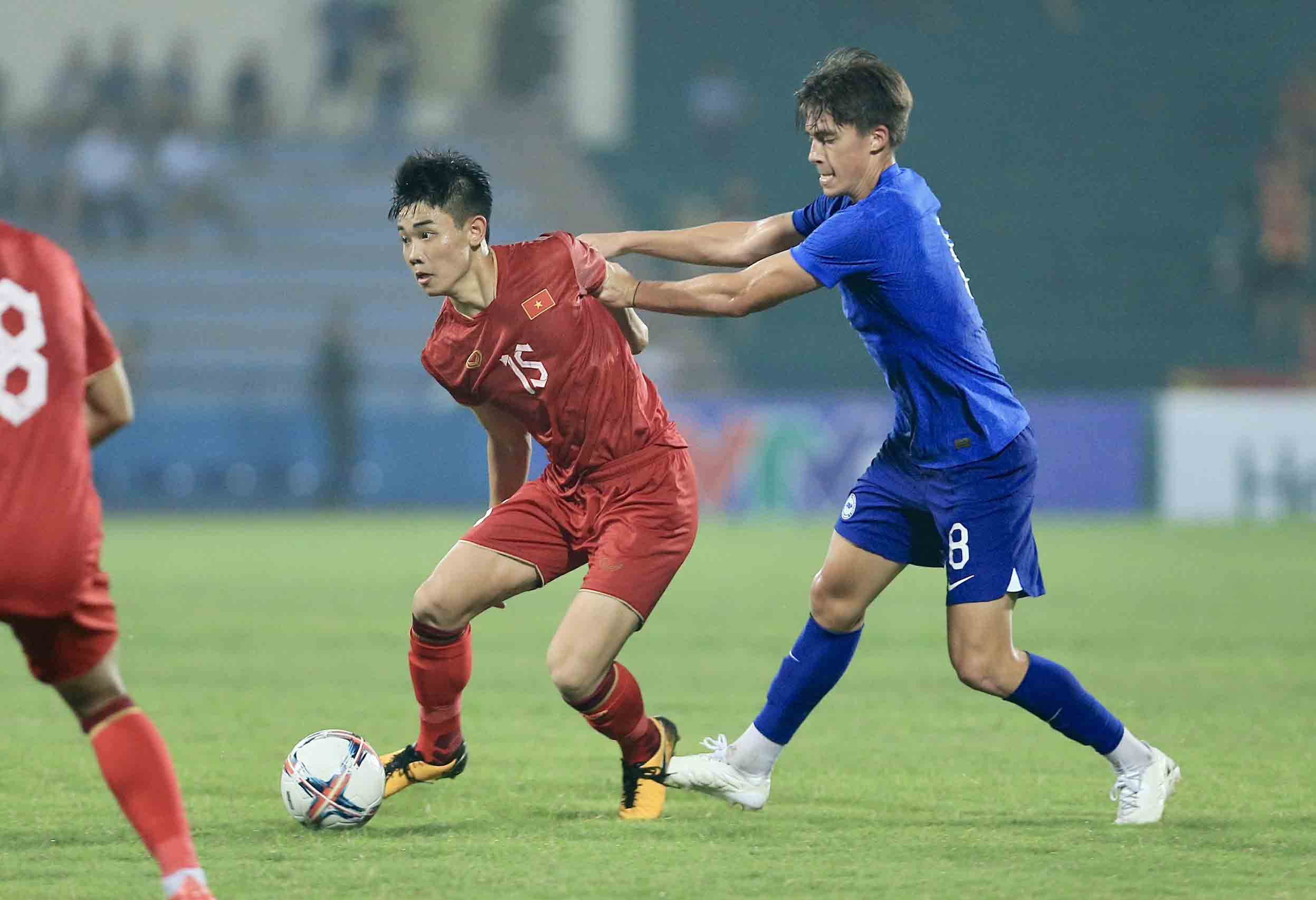 U23 Việt Nam có thế trận áp đảo trước U23 Singapore. Ảnh: Minh Dân