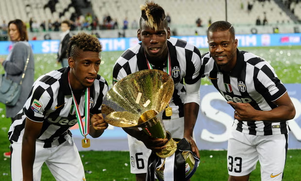 Pogba ăn mừng chức vô địch Serie A 2015 cùng các đồng đội tại Juventus.  Ảnh: Juventus