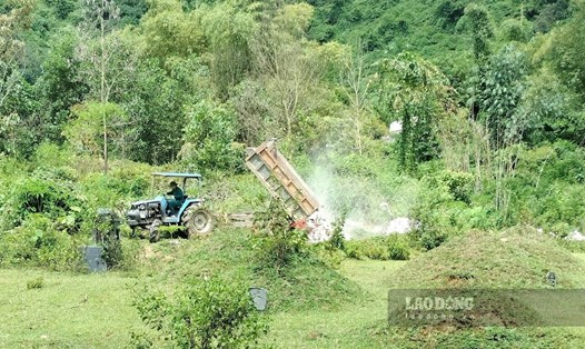 Những xe tự chế chở gạch vụn của Công ty Cổ phần Nam Việt đổ thải lên đất quy hoạch nghĩa trang xã Phượng Tiến. Ảnh: Việt Bắc.