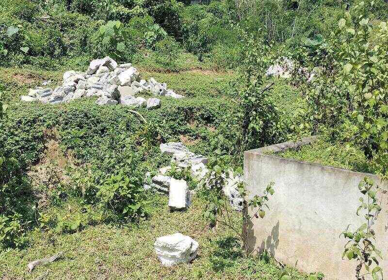 Những đống gạch vụn được chở đổ ngổn ngang, chất đống tại khu vực đất quy hoạch nghĩa trang. Ảnh: Việt Bắc.