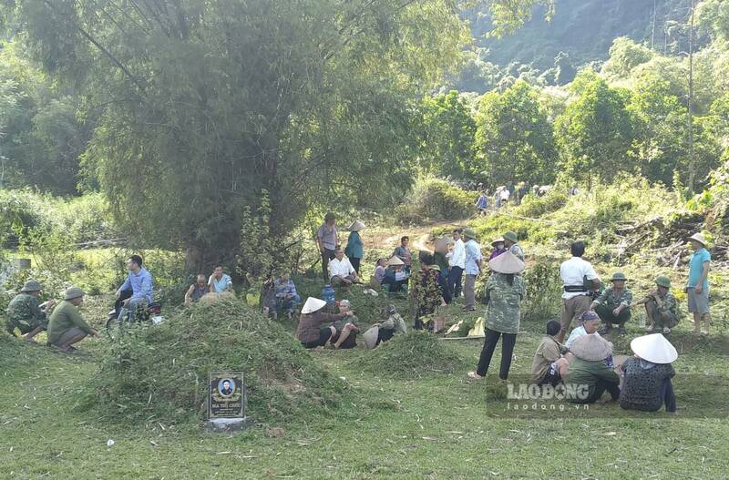 Hàng chục hộ dân bức xúc kéo đến khu vực đất quy hoạch nghĩa trang phản đối hành vi đổ thải của Công ty CP Nam Việt. Ảnh: Việt Bắc.