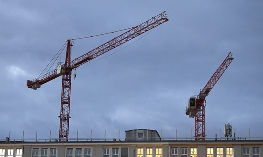 Cần cẩu trên công trường xây dựng ở Berlin, Đức, tháng 1.2023. Ảnh: Xinhua