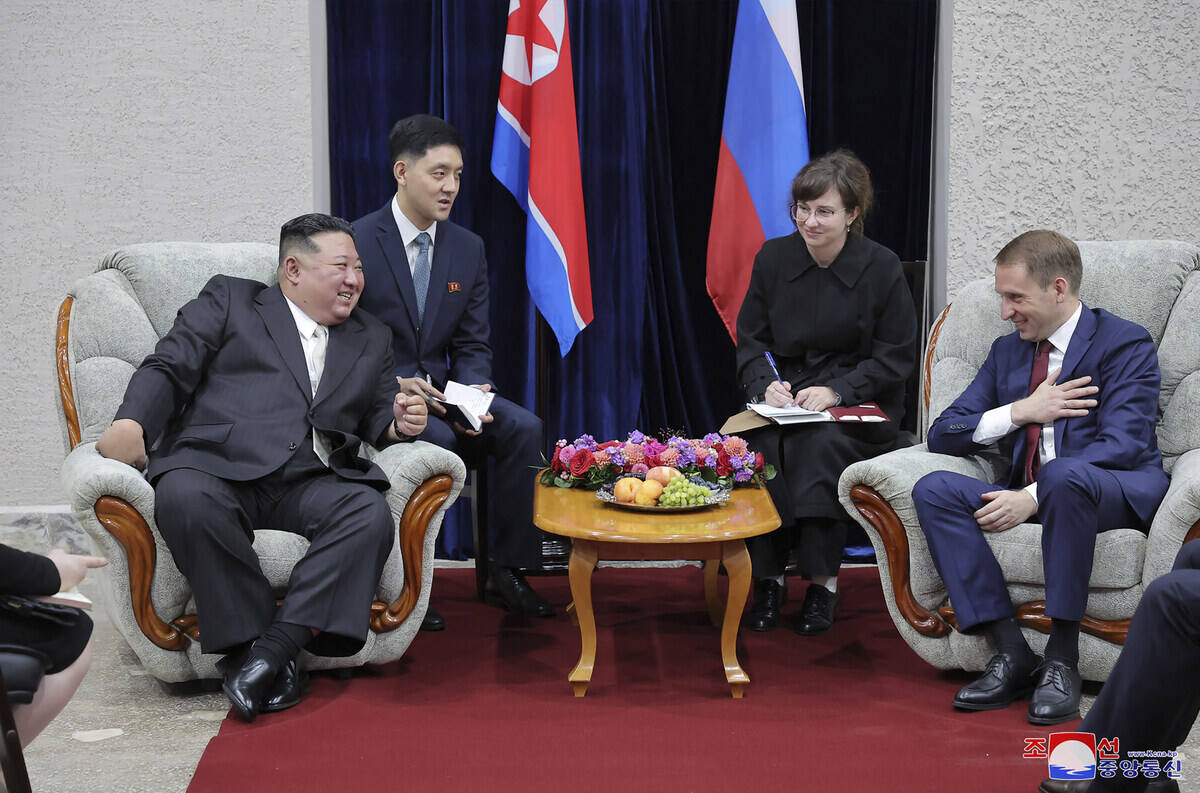 Nhà lãnh đạo Triều Tiên Kim Jong-un (trái) trò chuyện với Bộ trưởng Bộ Tài nguyên Nga Alexander Kozlov tại Khasan. Ảnh: AFP
