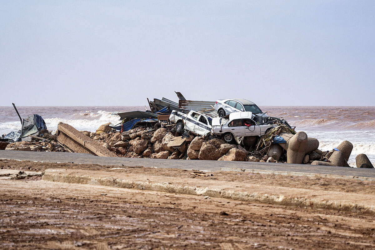 Ô tô chất đống dọc theo con đường ven biển ở thành phố Derna, Libya, cách Benghazi khoảng 290 km về phía đông, ở sau cơn bão Địa Trung Hải “Daniel“. Ảnh: AFP