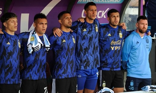 Lionel Messi không có trong danh sách đăng kí nhưng anh vẫn xuất hiện trong khu kĩ thuật của đội tuyển Argentina. Ảnh: AFA