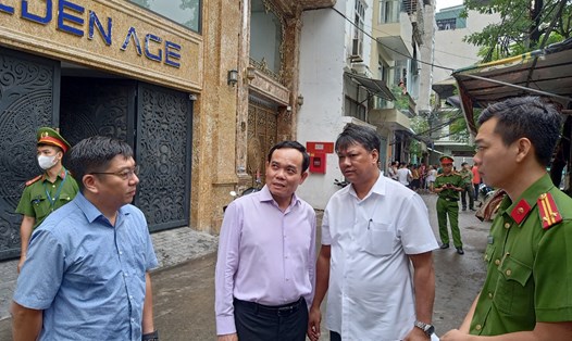 Phó Thủ tướng Trần Lưu Quang chỉ đạo cứu hộ tại hiện trường vụ cháy ở Hà Nội. Ảnh: Phạm Đông