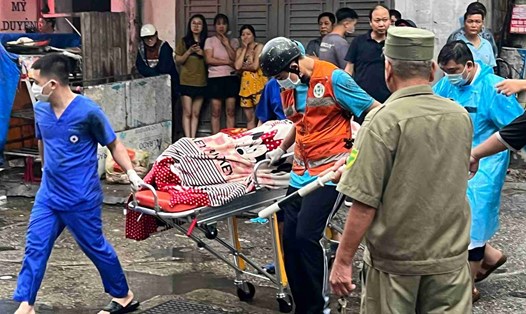 Lực lượng cảnh sát, cấp cứu cùng người dân đang tập trung cấp cứu nạn nhân vụ cháy chung cư mini. Ảnh: Hải Nguyễn