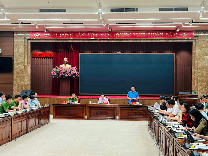Phó Thủ tướng Trần Lưu Quang và Bí thư Thành ủy Đinh Tiến Dũng chủ trì làm việc về vụ cháy chung cư tại quận Thanh Xuân. Ảnh: Viết Thành