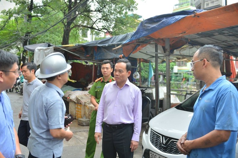 Phó thủ Tướng Trần Lưu Quang chỉ đạo cứu nạn vụ cháy chung cư mini Hà Nội. Ảnh: Phạm Đông 