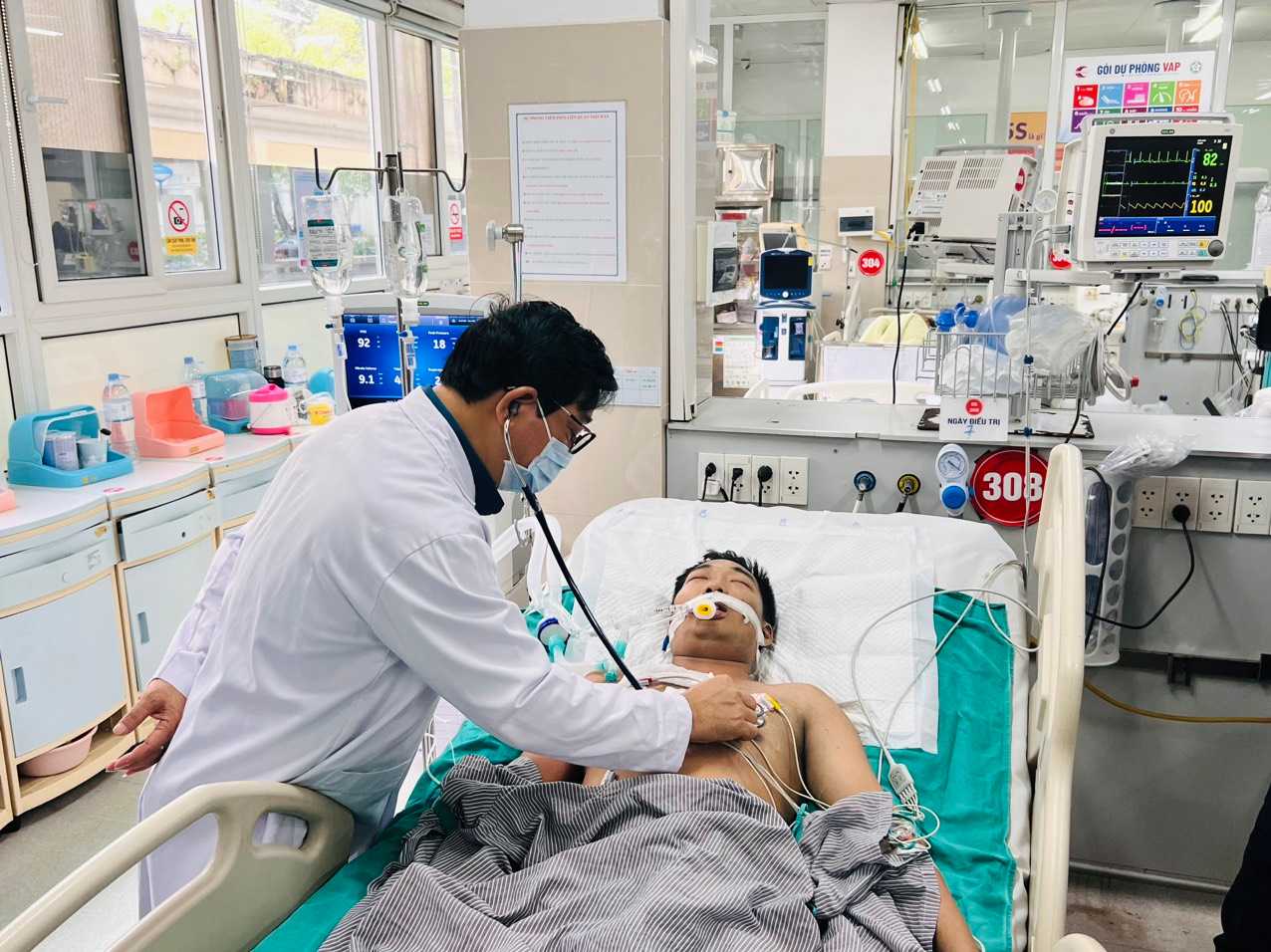 Các bác sĩ Bệnh viện Bạch Mai đang tích cực cứu chữa, điều trị cho các bệnh nhân. Ảnh: Lệ Hà