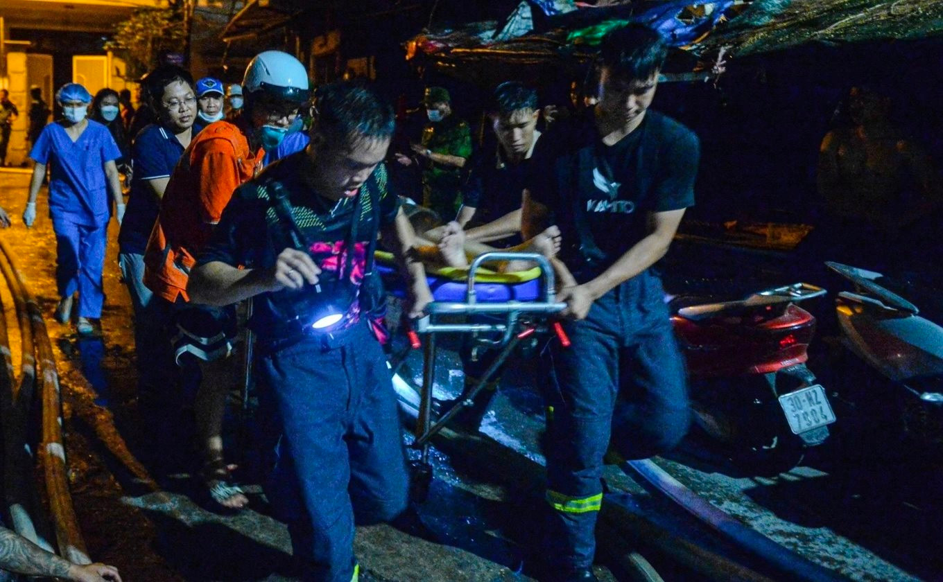 Cấp cứu người bị nạn trong đám cháy chung cư mini tại Thanh Xuân. Ảnh: Thu Trang