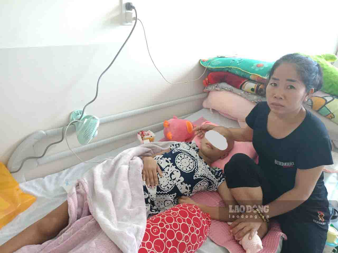 Bé L đang điều trị tại Bệnh viện Ung Bướu TP HCM. Ảnh: Gia đình cung cấp