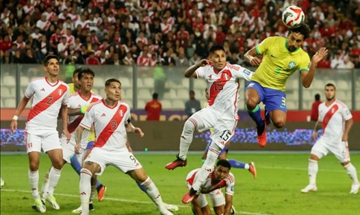 Marquinhos đánh đầu ghi bàn ở phút 90, mang về 3 điểm cho Brazil trên sân Peru. Ảnh: Daily Star