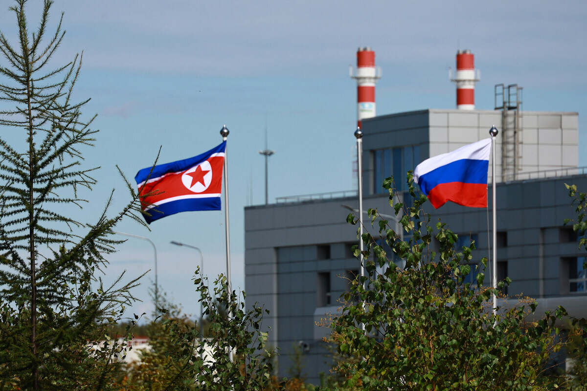Cờ Nga và Triều Tiên treo bên ngoài sân bay vũ trụ Vostochny. Ảnh: AFP