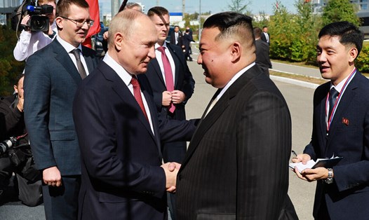 Tổng thống Nga Vladimir Putin và nhà lãnh đạo Triều Tiên Kim Jong-un bắt tay khi gặp mặt tại sân bay vũ trụ Vostochny Cosmodrome của Nga. Ảnh: AFP