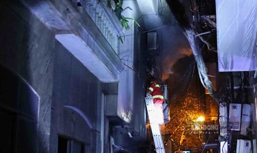 Cảnh sát cùng người dân xuyên đêm giải cứu nạn nhân vụ cháy chung cư mini tại Thanh Xuân, ngày 12.9. Ảnh: Tô Thế