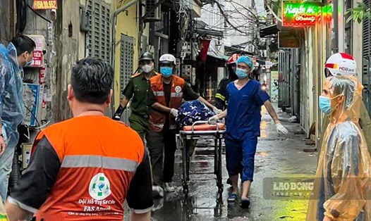 Các nạn nhân được đưa ra khỏi vụ cháy chung cư mini ở phố Khương Hạ, Thanh Xuân, Hà Nội. Ảnh: Hải Nguyễn