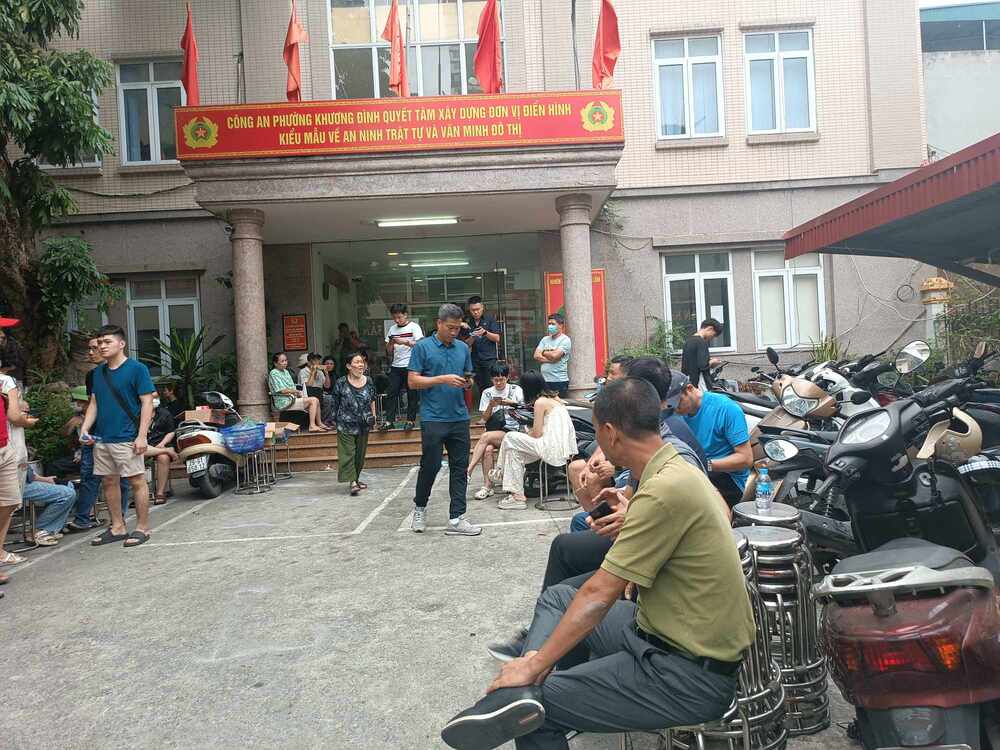 Người dân có người nhà là nạn nhân trong vụ cháy chung cư mini có thể đến Công an phường Khương Đình (Thanh Xuân, Hà Nội) để được hỗ trợ tìm kiếm thông tin. Ảnh: Lan Nhi