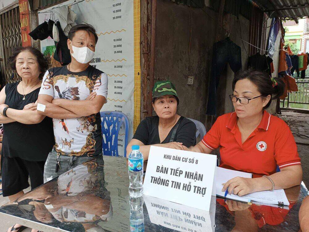 Ban quản lý dân cư số 8 phường Khương Đình đặt bàn tiếp nhận, hỗ trợ tìm kiếm thông tin nạn nhân. Ảnh: Lan Nhi