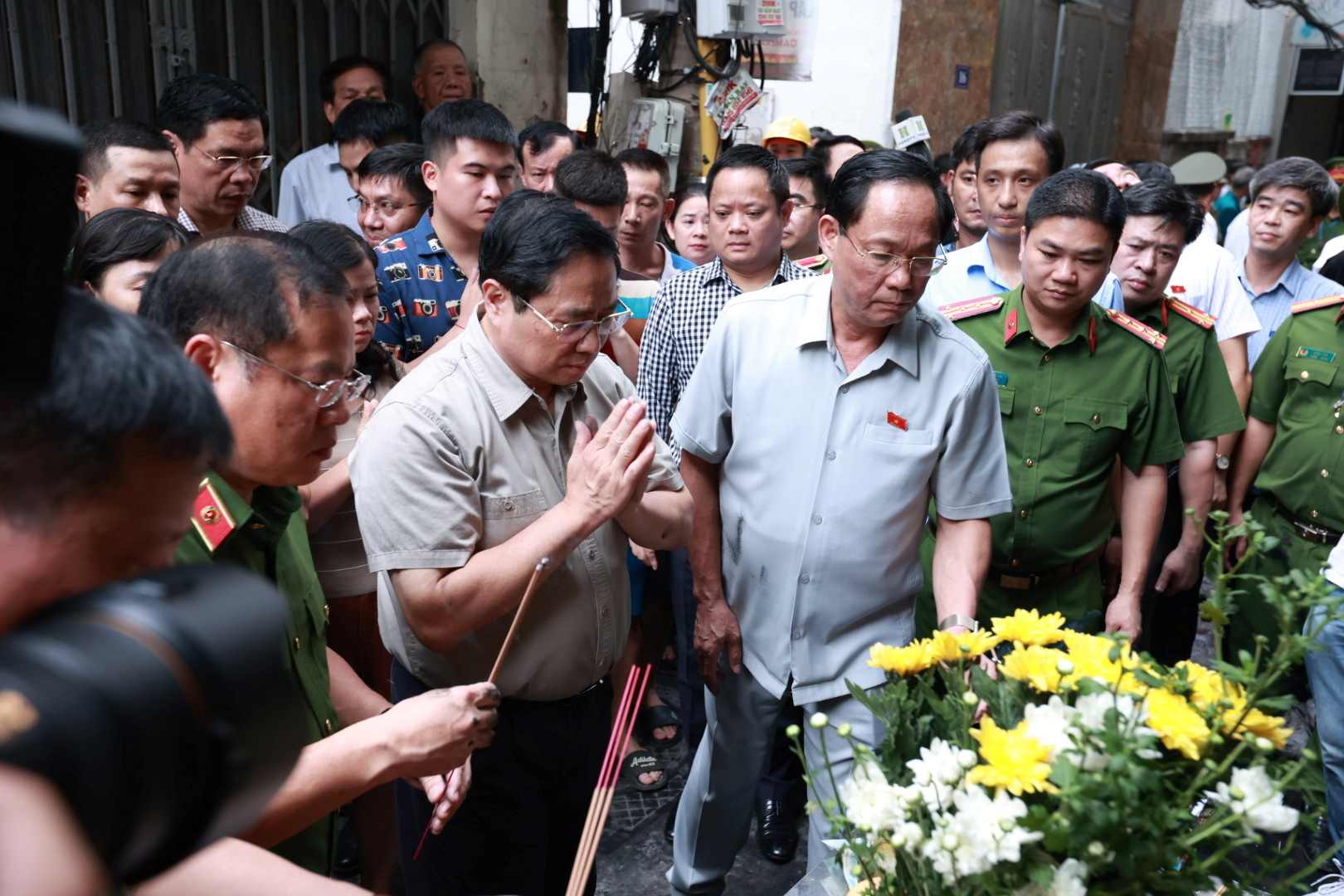 Thủ tướng Chính phủ thắp hương, chia buồn cùng thân nhân, gia đình người bị nạn. Ảnh: Hải Nguyễn