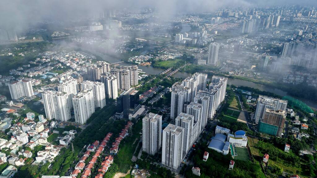 Là một trong những khu vực có tốc độ đô thị hóa nhanh nhất TP HCM, khu Nam Sài Gòn (quận 7, 8 và huyện Nhà Bè) ngày càng có nhiều dự án chung cư, cao ốc mọc lên. Chỉ tính riêng quận 7 đã có 97 chung cư khiến mật độ cư dân rất đông đúc, phương tiện đi lại tiếp tục tăng cao.