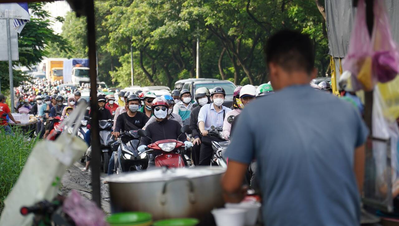 Ôtô, xe máy từ đường Nguyễn Hữu Thọ qua nút giao Nguyễn Văn Linh - Nguyễn Hữu Thọ hướng vào trung tâm thành phố, phải nhích từng chút một vào giờ cao điểm.