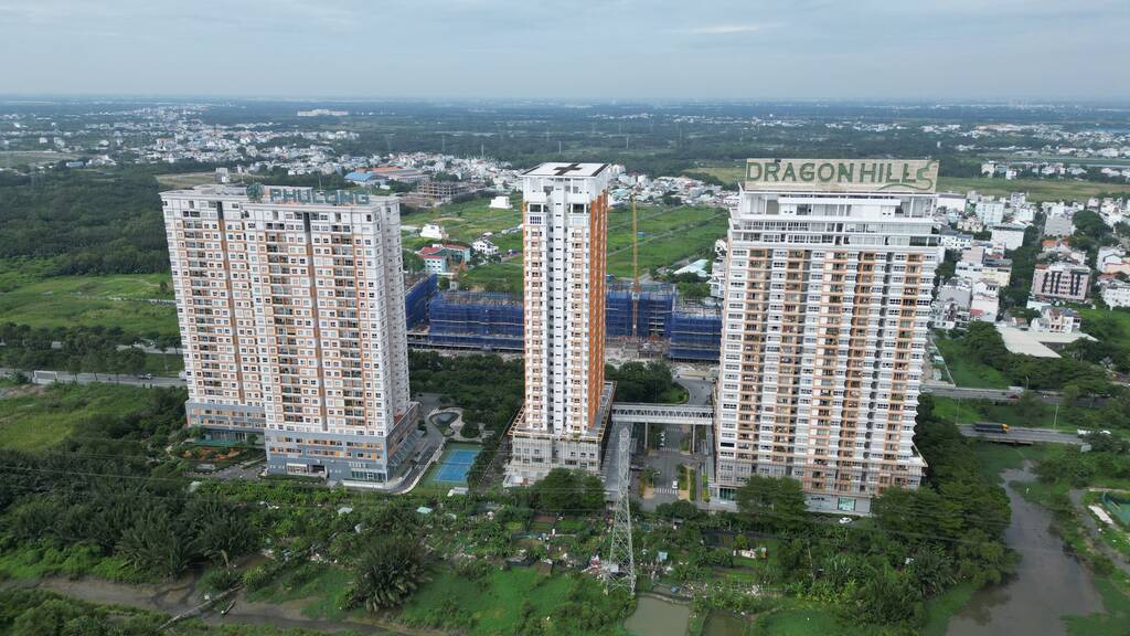 Tại vị trí 15A2 Nguyễn Hữu Thọ, xã Phước Kiển, cách chung cư The Park Residence 200 met lại là khu căn hộ Dragon Hill Residence And Suites 1 và 2. Chủ đầu tư là Công ty cổ phần Địa ốc Phú Long. Dự án gồm 4 tòa nhà, hơn 800 căn hộ. 