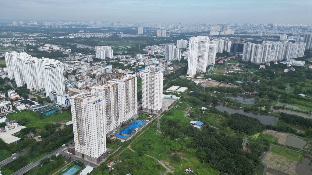 Cách chung cư Phú Hoàng Anh chỉ vài trăm mét, tiếp tục là một dự án có sự tham gia của HAGL là The Park Riverside do chủ đầu tư là Công ty CP Phú Hoàng Anh, Dự án gồm 5 tòa nhà cao 27-28 tầng với hơn 1.200 căn hộ.