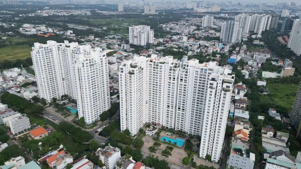 Tại vị trí 187A Lê Văn Lương, cách mặt tiền đường Nguyễn Hữu Thọ 300m là 8 block của Hoàng Anh An Tiến án ngữ, góp thêm hơn 1.000 căn hộ vào khu vực.
