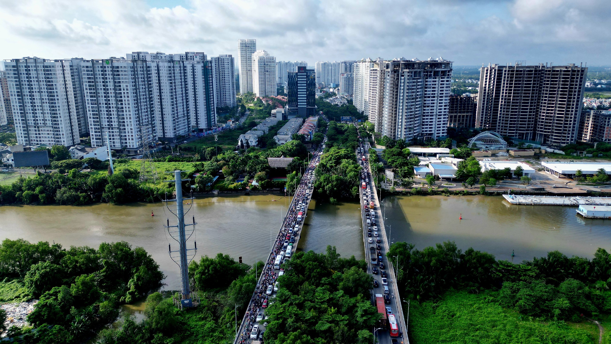 Phương tiện kẹt cứng trên cầu Rạch Đĩa 2 nối huyện Nhà Bè - Quận 7 và ngược lại, sáng 12.9. Ảnh: Hữu Chánh